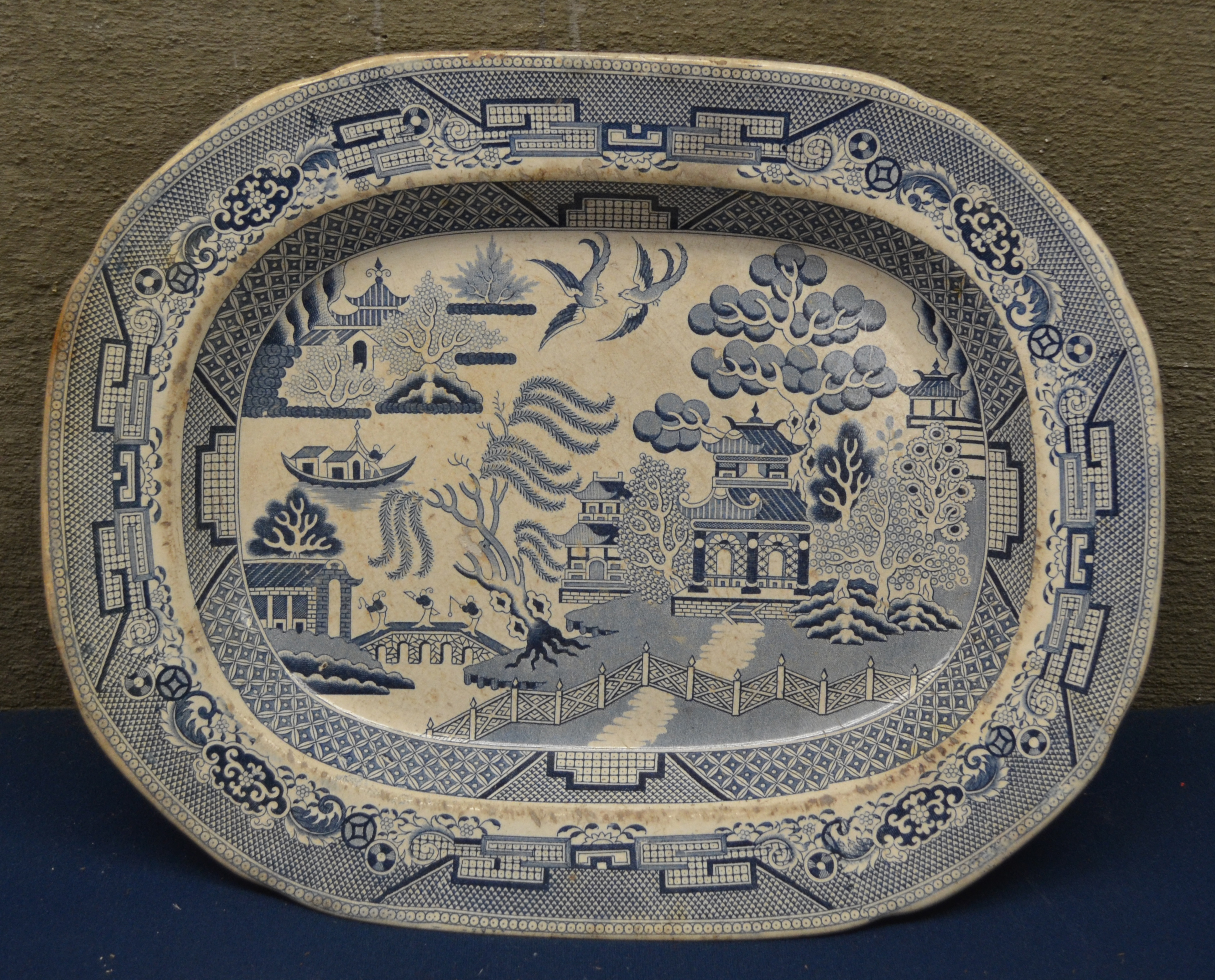 blue%20and%20white%20patterned%20platter%20dish
